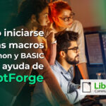 «Cómo iniciarse con las macros de Python y BASIC con la ayuda de ScriptForge». Dos programadores revisan el código en su computadora.
